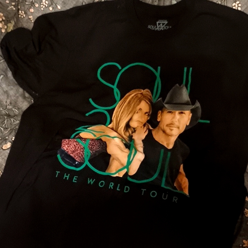 TIM & FAITH 💚 SOUL 2 SOUL 2017 WORLD TOUR TSHIRT 🩵 NWOT - Picture 1 of 5